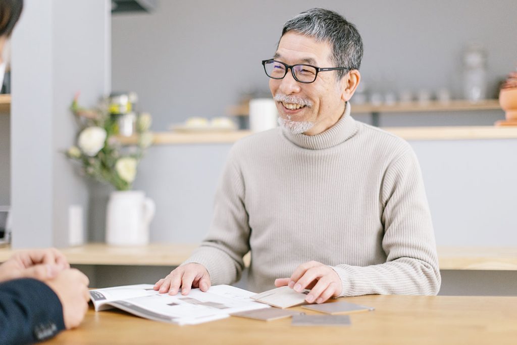 設計士と打ち合わせしている様子