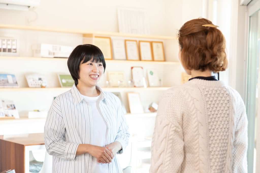 店内でお客様を笑顔で迎え入れているスタッフ