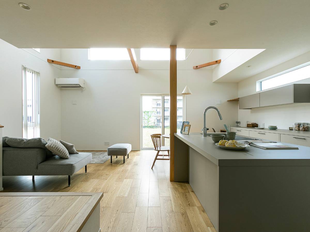 自然光が差し込むナチュラルハウスのLDK。高断熱で一年中快適。