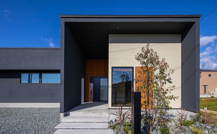 福山市の住宅街に馴染む職人仕上げの塗壁の家