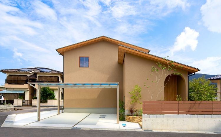福山市の青空の下に建つナチュラルな注文住宅の外観