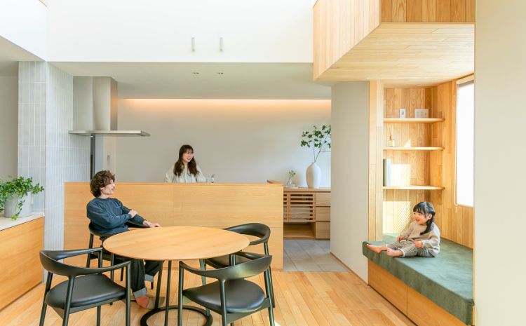 福山市の注文住宅の明るいリビングでくつろぐ家族